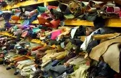Прохід між стелажами зі шкірою на оптовому складі METAFORA