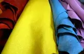 Крупний план червоних шкір на оптовому складі METAFORA
