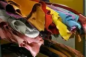 Жовті та зелені шкіри, виставлені на оптовому складі METAFORA