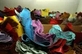 Прохід між стелажами зі шкірою на оптовому складі METAFORA